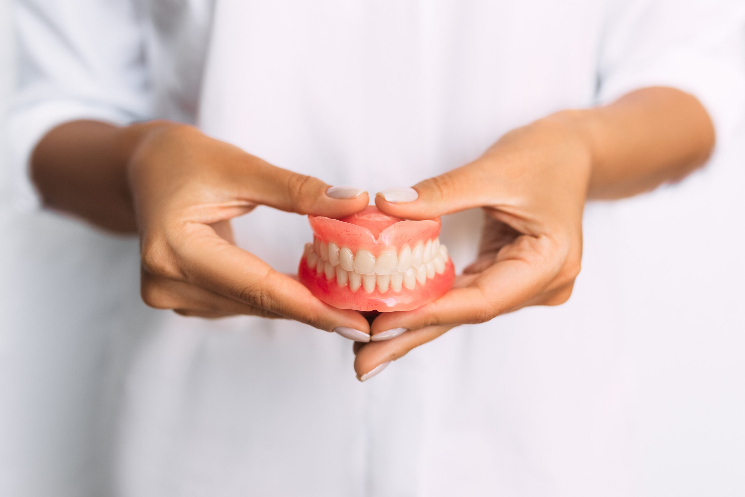 what causes dentures to break